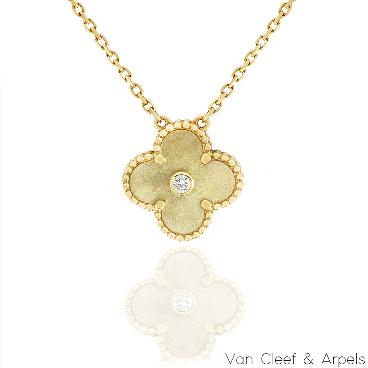 Van Cleef & Arpels Limited Edition 2018 Mother of Pearl Vintage Alhambra Holiday Pendant VCARP2R700 Van Cleef & Arpels Limited Edition 2018 Mother of Pearl Vintage Alhambra Holiday Pendant VCARP2R700